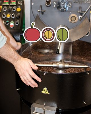 🍒 KÁVOVÁ TŘEŠEŇ A ZRNKO⁠ ⁠ Pecka z tropickýho ovoce, doslova. Možná to nepůsobí nějak extra, ale pravda je, že každý kafe...