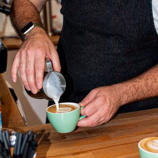 MLÍKO V KAFI ⁠ ⁠ Svět je rozdělenej na 2 tábory, jeden mlíko v kafi kvituje, druhej by za to dal trest smrti. Jak to s tím...