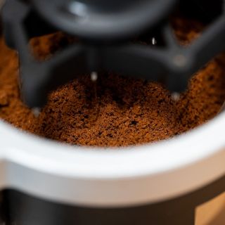 🔪 MLECÍ MAGIE⁠ Celý zrnka jsou něco jako malá konzerva chutí – držej si aroma, dokud jim nedáš pořádnej sek nožem (ehm,...