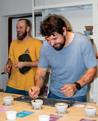 Jako správný kávomilci cuppujeme. Pořád a neustále.🥸 Hledáme chutě, kontrolujeme konzistenci a snažíme se zjistit co...