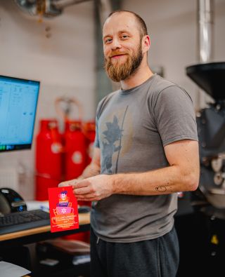 🚀 Pražič Jonas ve svým přirozeným prostředí - CHROAST pražírně. Pro holky máme však smutnou zprávu, je štastně zadanej. 💔...