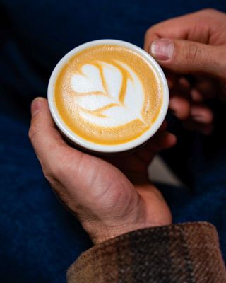 🦢 Našlehaná pěna až do stropu a labuť k tomu. 🤎 Přesně to a mnohem víc je kávovej latte art. No a jak jsme na to, že budem...